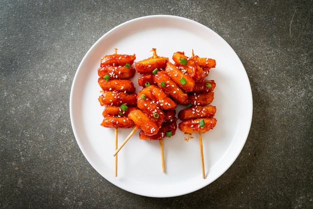 pastel de arroz coreano frito (Tteokbokki) ensartado con salsa picante - estilo de comida coreana