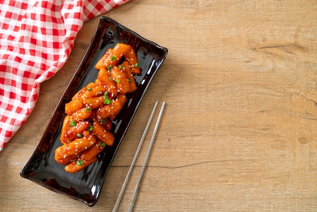 pastel de arroz coreano frito (Tteokbokki) con salsa picante - estilo de comida coreana