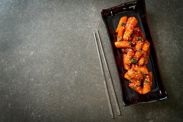 pastel de arroz coreano frito (Tteokbokki) con salsa picante - estilo de comida coreana