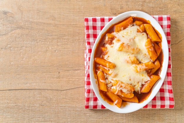 Pastel de arroz coreano en salsa coreana picante con queso Queso Tokpokki Tteokbokki con queso