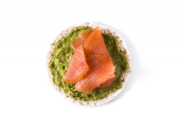 Pastel de arroz inflado con guacamole y salmón