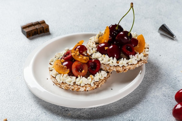 Pastel de arroz con mantequilla de maní y bayas Postre saludable Pastel de arroz con queso y frutas Pastel vegetariano Postre vegano