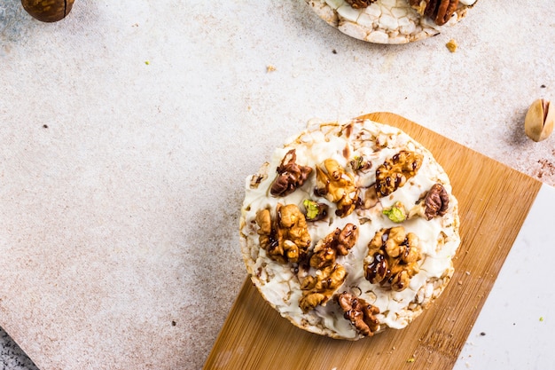 Pastel de arroz con miel y nueces. Desayuno saludable. Nueces de macadamia con miel. Desayuno vegetariano. Vista superior del desayuno dulce. Postre de arroz. Postre navideño saludable,