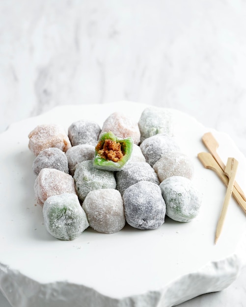 Pastel de arroz Mochi Sukabumi hecho de arroz glutinoso relleno con cacahuetes gruesos dulces