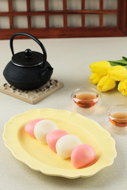 Foto pastel de arroz tradicional coreano baramtteok servido con té