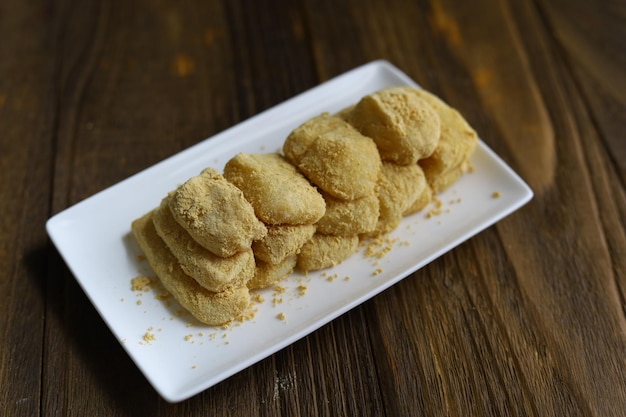 Pastel de arroz tradicional coreano Injeolmi con fondo de madera