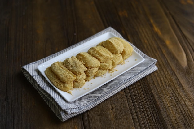 Pastel de arroz tradicional coreano Injeolmi con fondo de madera