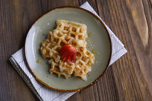 Pastel de arroz tradicional coreano Injeolmi La forma parece croffle con miel y fruta de fresa