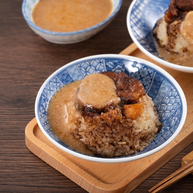 Pastel de arroz de tubo Migao pudín de arroz en un cuenco cubierto de carne de cerdo picada deliciosa comida callejera taiwanesa