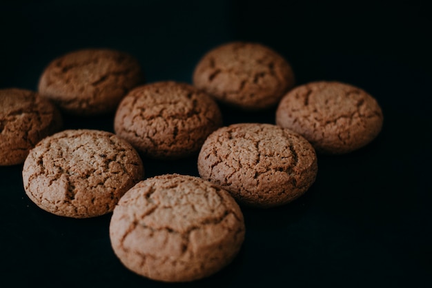 Pastel de avena en la mesa oscura