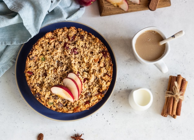 Pastel de avena o avena al horno con manzanas y pasas. Desayuno dietético de otoño.