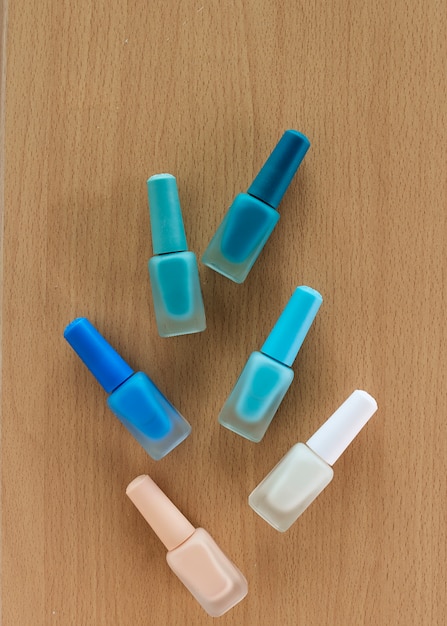 Foto pastel azul esmalte de uñas en la mesa