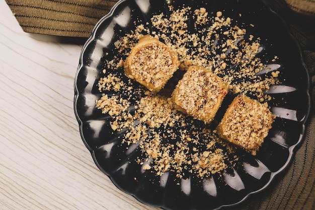 Pastel de baklava turco con relleno de nueces