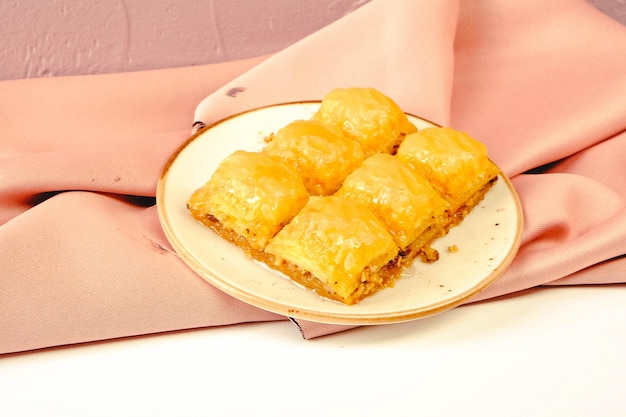 Pastel de baklava turco con relleno de nueces