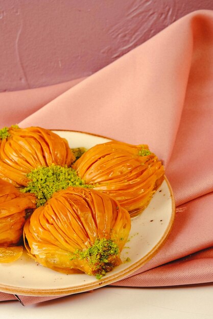 Pastel de baklava turco con relleno de nueces