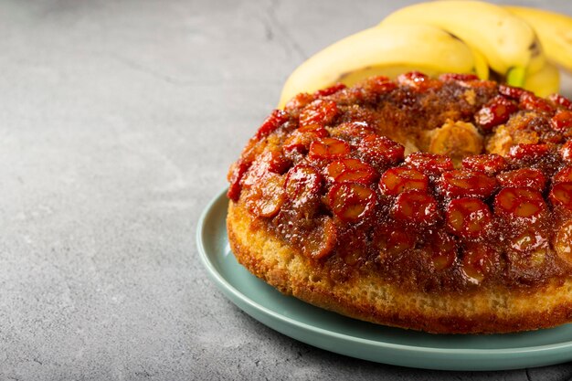 Pastel de Banada sobre la mesa.