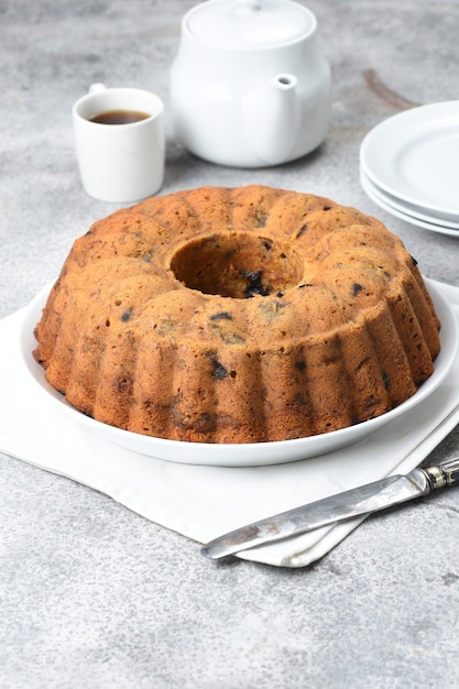 Pastel de banana bundt sobre fondo blanco.