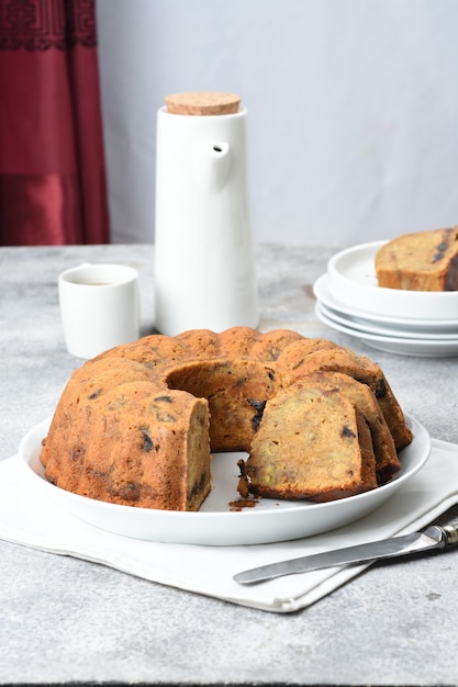 Pastel de banana bundt sobre fondo blanco.