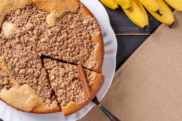 Pastel de banano tradicional brasileño llamado "Cuca de Banana"