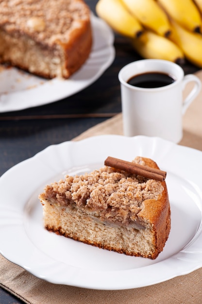 Pastel de banano tradicional brasileño llamado "Cuca de Banana"