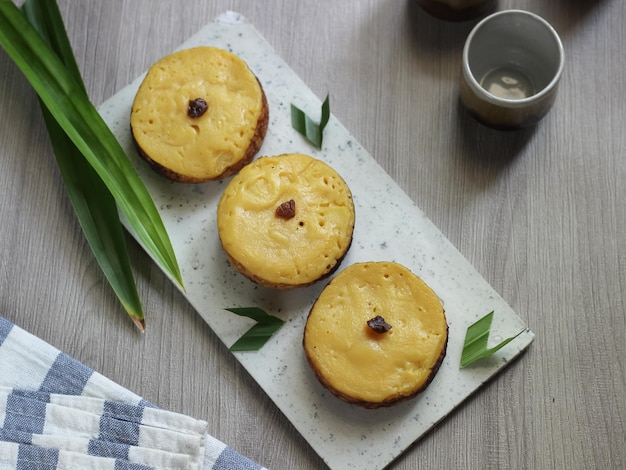 El pastel de barro de papa o Kue lumpur es un bocadillo hecho de papas con un sabor dulce con textura suave