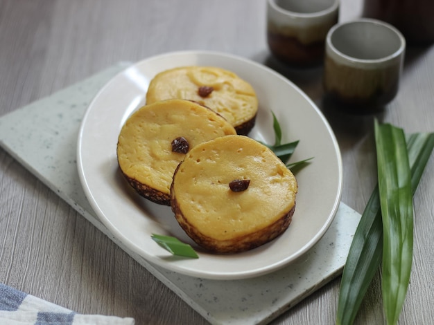 El pastel de barro de papa o Kue lumpur es un bocadillo hecho de papas con un sabor dulce con textura suave