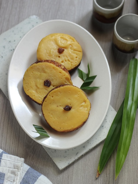 El pastel de barro de papa o Kue lumpur es un bocadillo hecho de papas con un sabor dulce con textura suave