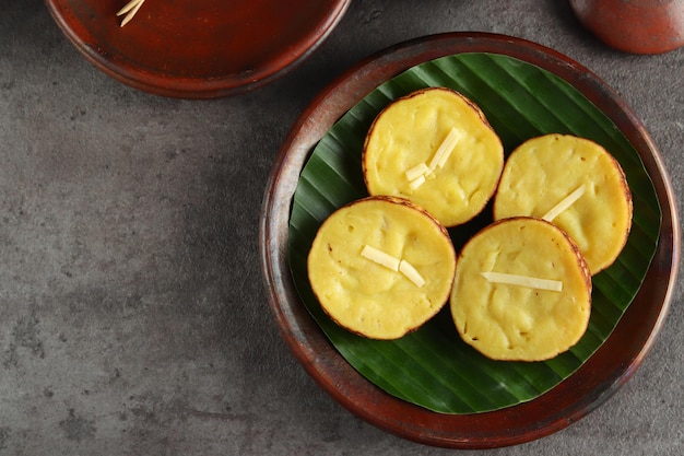 El pastel de barro de papas o Kue lumpur es un refrigerio hecho de papas con un sabor dulce
