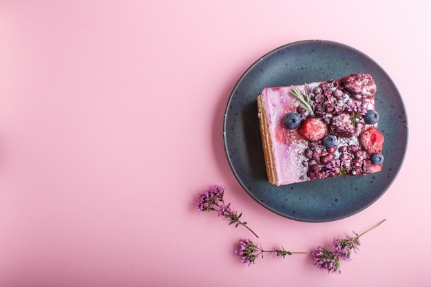 Pastel de bayas con crema de leche y mermelada de arándanos en placa de cerámica azul. vista superior.