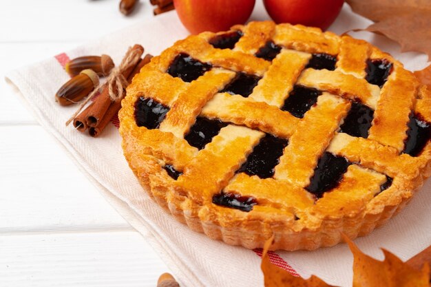 Pastel de bayas de otoño sobre tablero de madera blanca