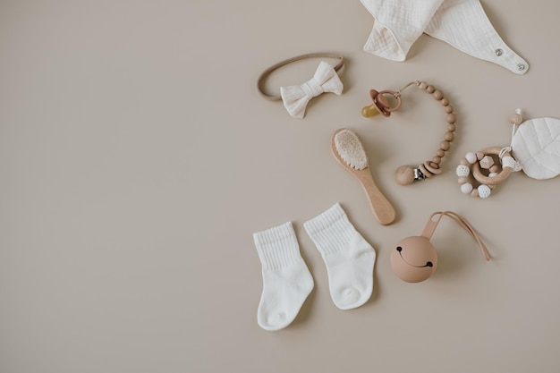 Pastel bege aconchegante ecologicamente correto acessórios escandinavos para cuidados com bebês recém-nascidos Loja de moda on-line conceito de marca de compras on-line Escova de babador de musselina meias para chupeta arco porta-chupeta