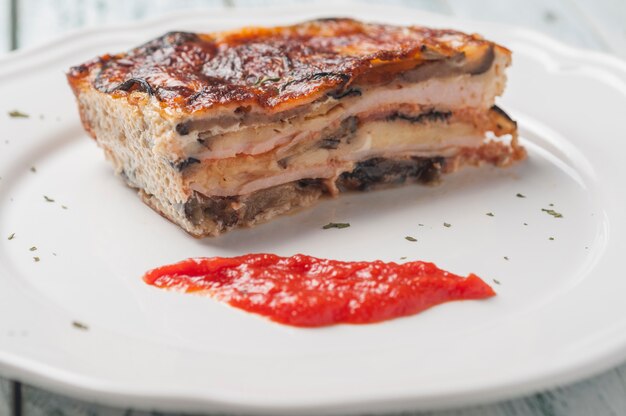 Pastel de berenjenas en un plato blanco