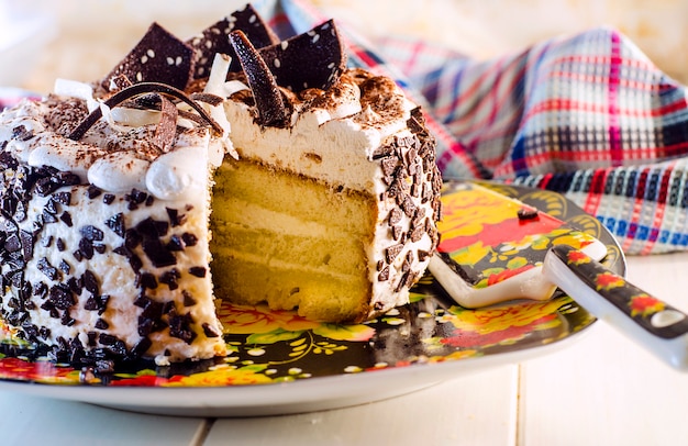 Pastel blanco con crema de proteínas y chocolate en un plato