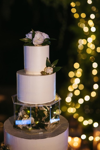 Foto pastel de boda en la boda de los recién casados