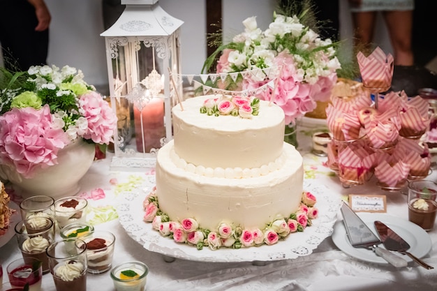 Pastel de boda en el día de la boda.