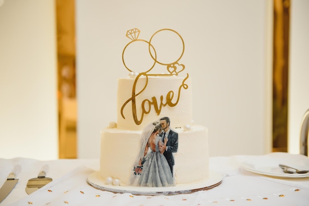 Pastel de boda elegante con flores y suculentas.