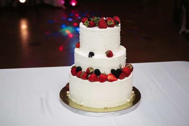 Pastel de boda festivo con fresas y moras