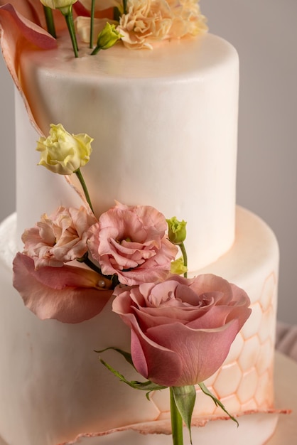 Pastel de boda con flores.