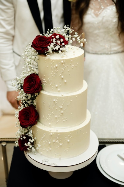 Pastel de boda moderno decorado con flores. hermoso pastel de bodas