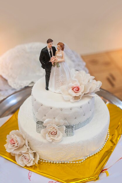 Pastel de boda tradicional y decorativo en la recepción nupcial