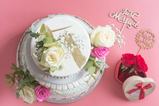 Pastel de bodas aislado