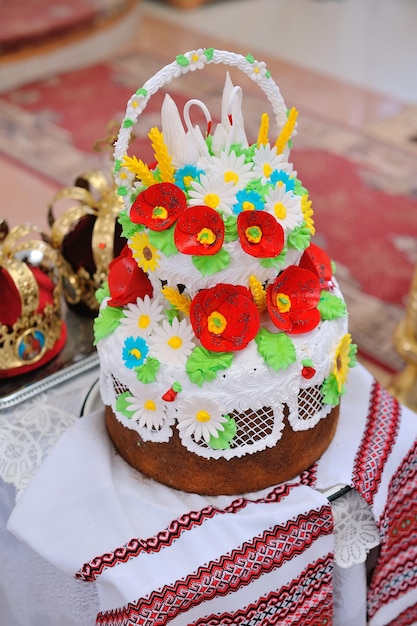 Pastel de bodas en amapolas rojas decoradas con rushnyk