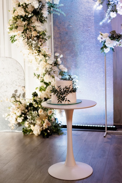 Pastel de bodas blanco en la boda de los novios