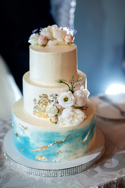 Pastel de bodas blanco en la boda de los novios