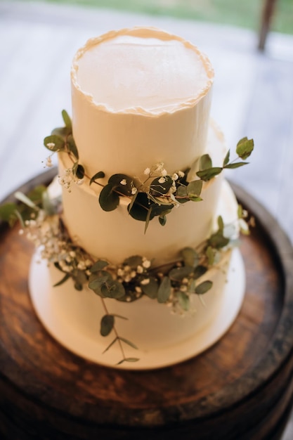 Pastel de bodas blanco en la ceremonia de la boda Comida dulce