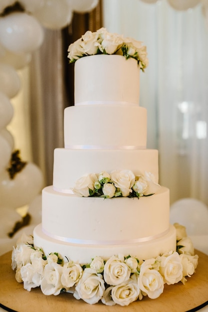 Pastel de bodas blanco decorado con flores Pastel de cumpleaños en la mesa