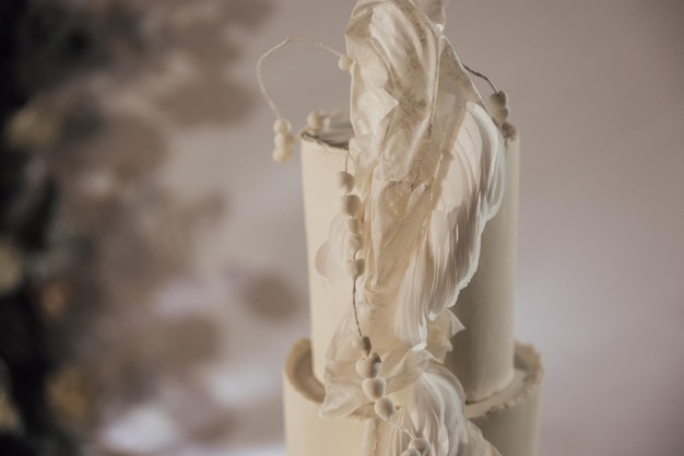 Pastel de bodas blanco con flores y arándanos