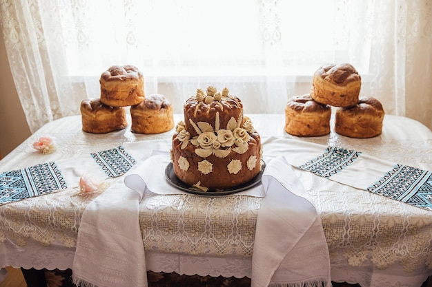 Pastel de bodas blanco con flores y arándanos