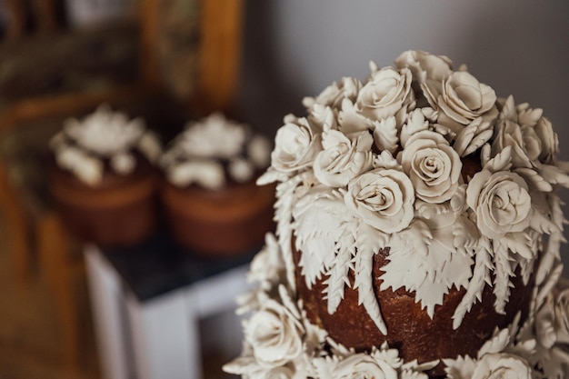 Pastel de bodas blanco con flores y arándanos