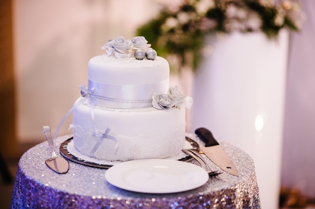 Pastel de bodas blanco con flores para banquete de boda